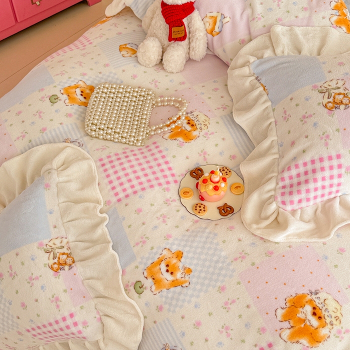 91家纺网 家纺一手货源 找家纺 芯贝儿 2025款加厚小清新花边牛奶绒卡通四件套 花园狗