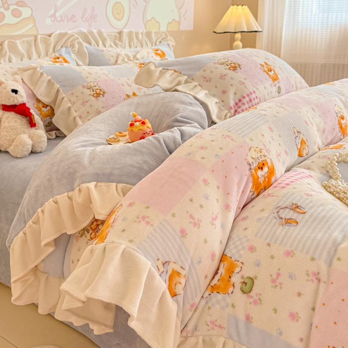 91家纺网 家纺一手货源 找家纺 芯贝儿 2025款加厚小清新花边牛奶绒卡通四件套 花园狗