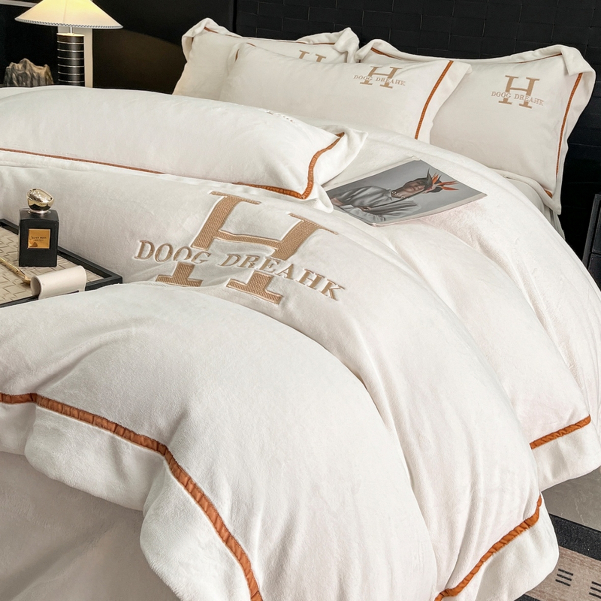 露梦家纺 2025新款A类牛奶绒工艺款刺绣四件套-艾伦系列（提供买家秀） 艾伦-皓月白