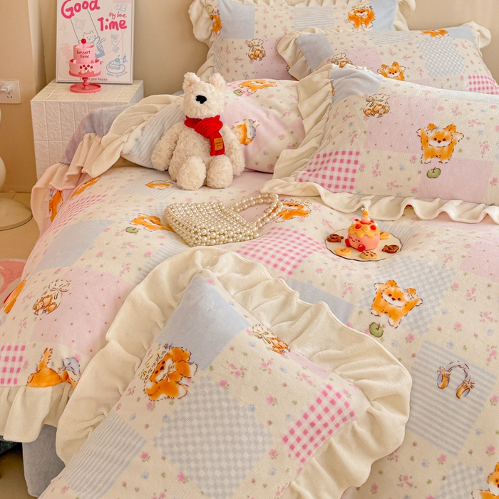 91家纺网 家纺一手货源 找家纺 芯贝儿 2025款加厚小清新花边牛奶绒卡通四件套 花园狗