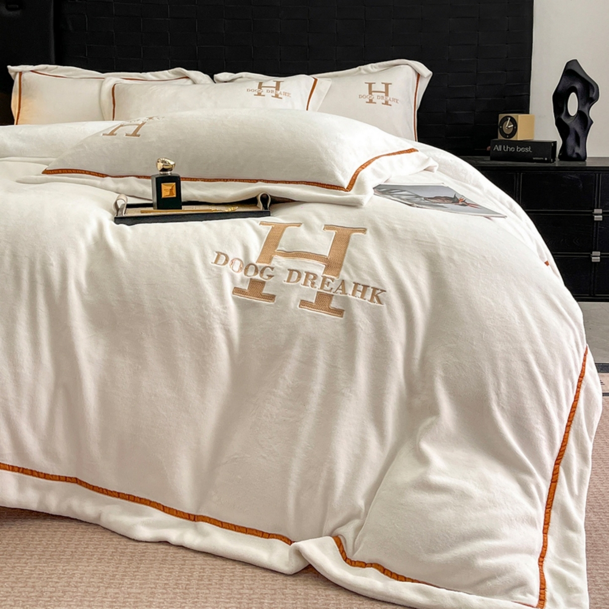 91家纺网 家纺一手货源 找家纺 露梦家纺 2025新款A类牛奶绒工艺款刺绣四件套-艾伦系列（提供买家秀） 艾伦-皓月白