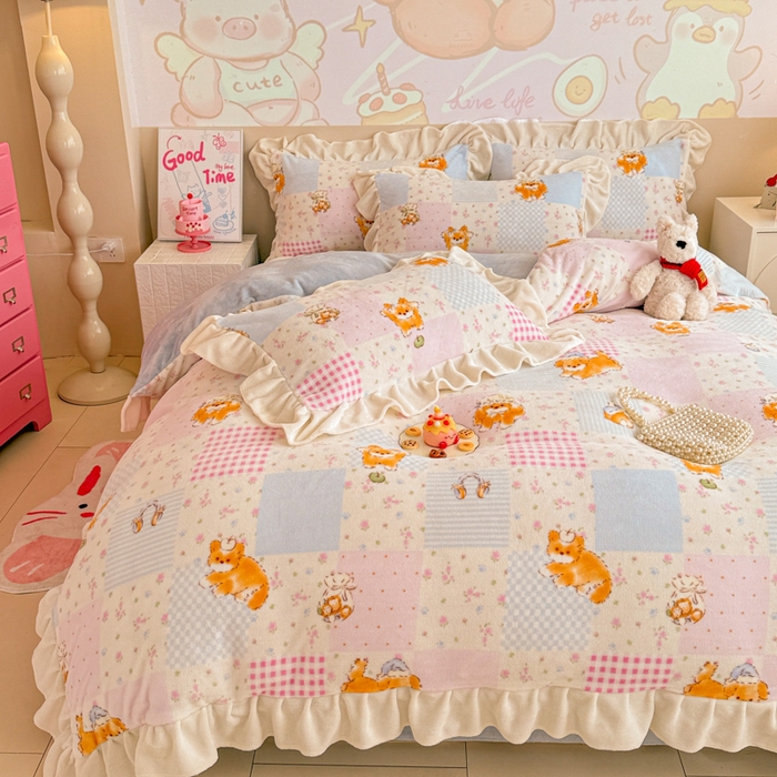 91家纺网 家纺一手货源 找家纺 芯贝儿 2025款加厚小清新花边牛奶绒卡通四件套 花园狗