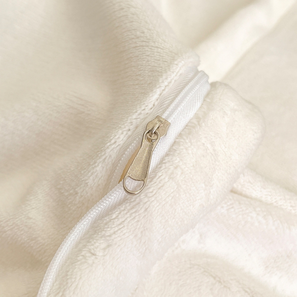 91家纺网 家纺一手货源 找家纺 露梦家纺 2025新款A类牛奶绒工艺款刺绣四件套-艾伦系列（提供买家秀） 艾伦-皓月白