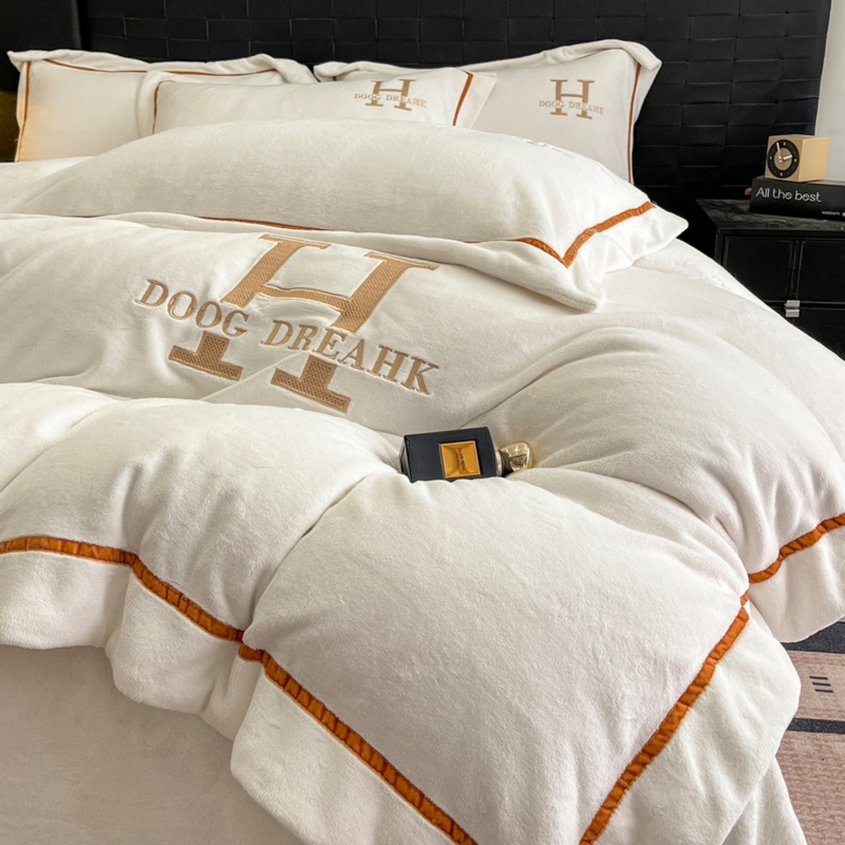 91家纺网 家纺一手货源 找家纺 露梦家纺 2025新款A类牛奶绒工艺款刺绣四件套-艾伦系列（提供买家秀） 艾伦-皓月白