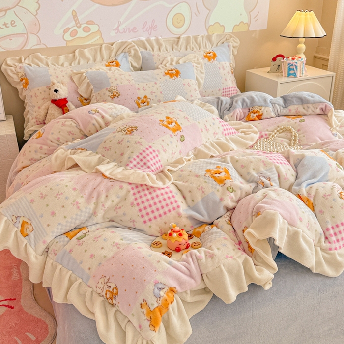 91家纺网 家纺一手货源 找家纺 芯贝儿 2025款加厚小清新花边牛奶绒卡通四件套 花园狗