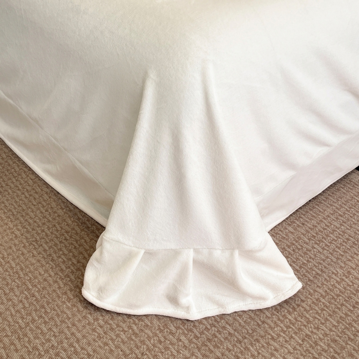 91家纺网 家纺一手货源 找家纺 露梦家纺 2025新款A类牛奶绒工艺款刺绣四件套-艾伦系列（提供买家秀） 艾伦-皓月白