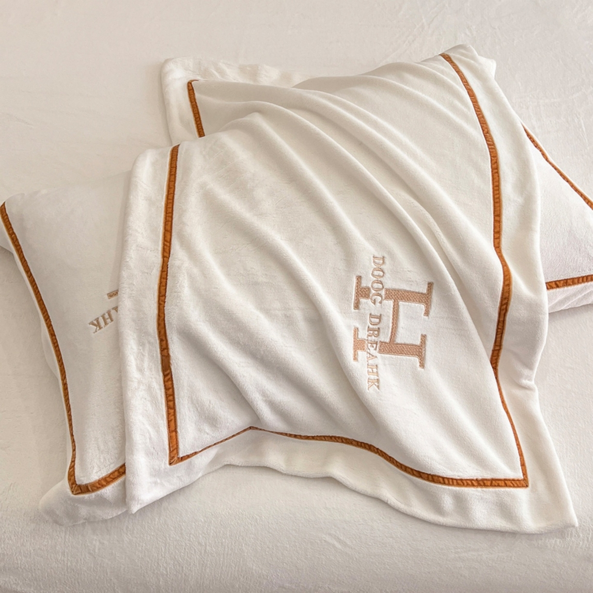 91家纺网 家纺一手货源 找家纺 露梦家纺 2025新款A类牛奶绒工艺款刺绣四件套-艾伦系列（提供买家秀） 艾伦-皓月白