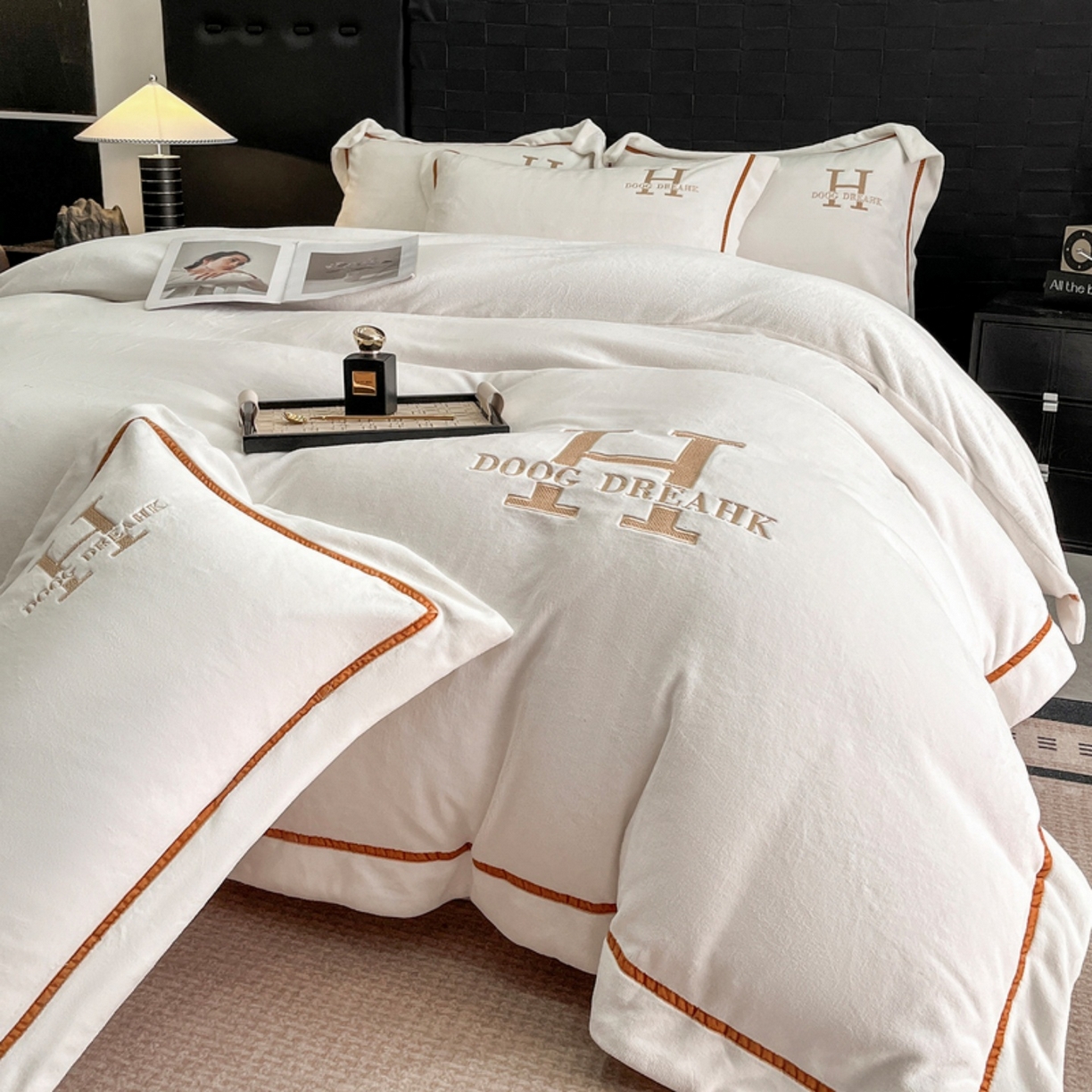 91家纺网 家纺一手货源 找家纺 露梦家纺 2025新款A类牛奶绒工艺款刺绣四件套-艾伦系列（提供买家秀） 艾伦-皓月白