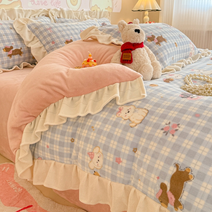 91家纺网 家纺一手货源 找家纺 芯贝儿 2025款加厚小清新花边牛奶绒卡通四件套 蓝格小狗