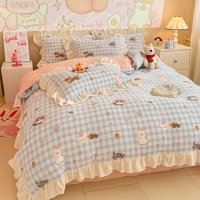 91家纺网 家纺一手货源 找家纺 芯贝儿 2025款加厚小清新花边牛奶绒卡通四件套 蓝格小狗