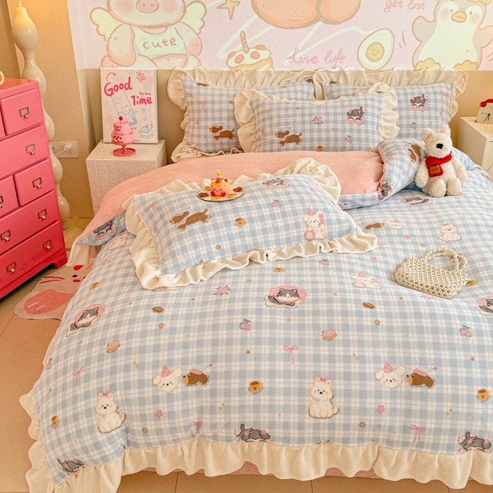 91家纺网 家纺一手货源 找家纺 芯贝儿 2025款加厚小清新花边牛奶绒卡通四件套 蓝格小狗