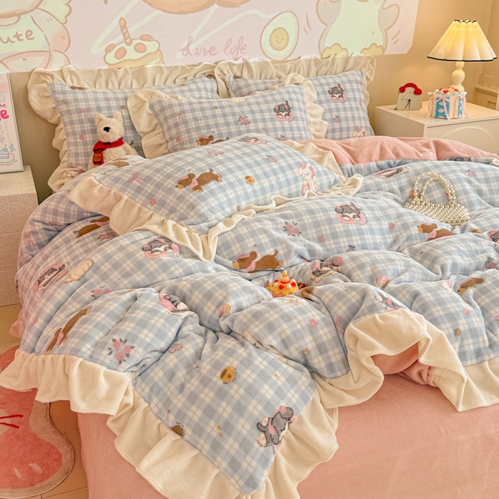 91家纺网 家纺一手货源 找家纺 芯贝儿 2025款加厚小清新花边牛奶绒卡通四件套 蓝格小狗