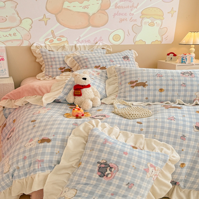 91家纺网 家纺一手货源 找家纺 芯贝儿 2025款加厚小清新花边牛奶绒卡通四件套 蓝格小狗