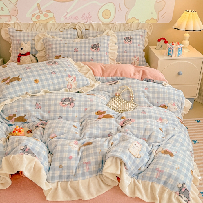 91家纺网 家纺一手货源 找家纺 芯贝儿 2025款加厚小清新花边牛奶绒卡通四件套 蓝格小狗