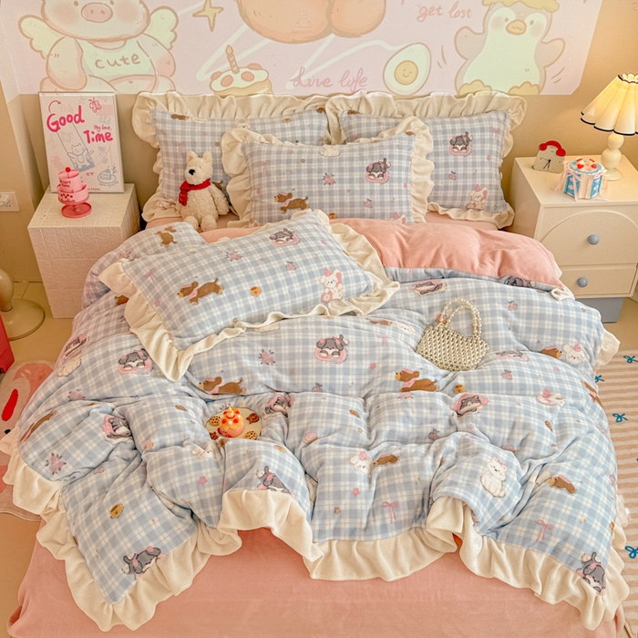 91家纺网 家纺一手货源 找家纺 芯贝儿 2025款加厚小清新花边牛奶绒卡通四件套 蓝格小狗