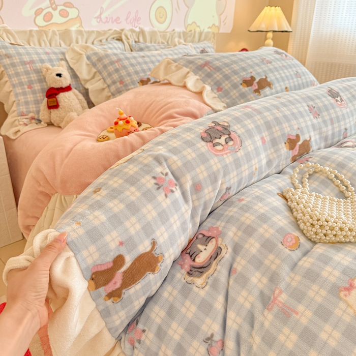 91家纺网 家纺一手货源 找家纺 芯贝儿 2025款加厚小清新花边牛奶绒卡通四件套 蓝格小狗