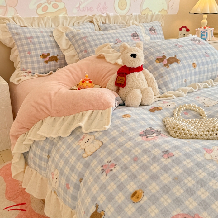 91家纺网 家纺一手货源 找家纺 芯贝儿 2025款加厚小清新花边牛奶绒卡通四件套 蓝格小狗