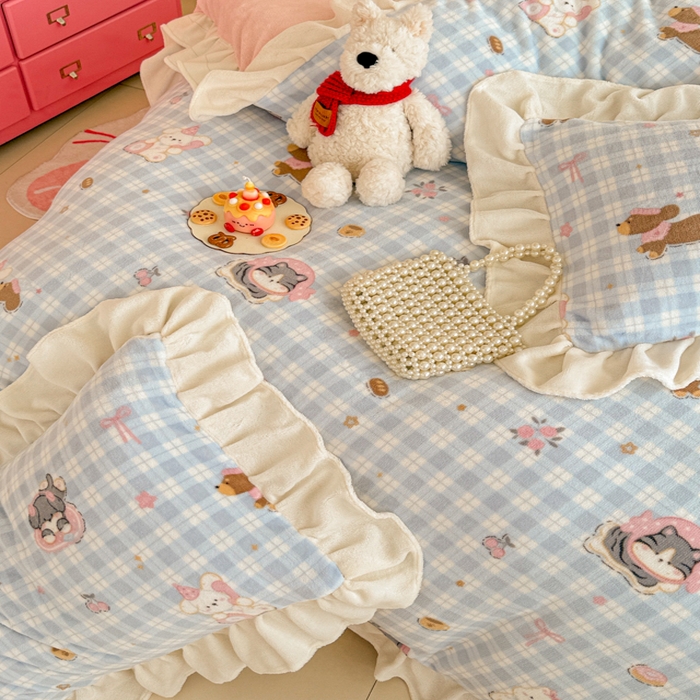 91家纺网 家纺一手货源 找家纺 芯贝儿 2025款加厚小清新花边牛奶绒卡通四件套 蓝格小狗