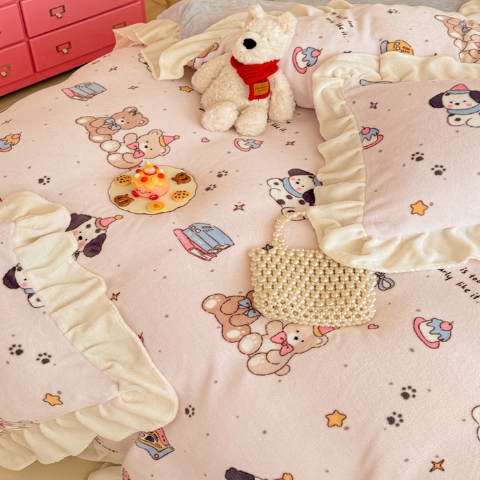 91家纺网 家纺一手货源 找家纺 芯贝儿 2025款加厚小清新花边牛奶绒卡通四件套 萌宠派对
