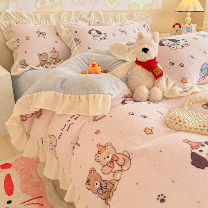 91家纺网 家纺一手货源 找家纺 芯贝儿 2025款加厚小清新花边牛奶绒卡通四件套 萌宠派对