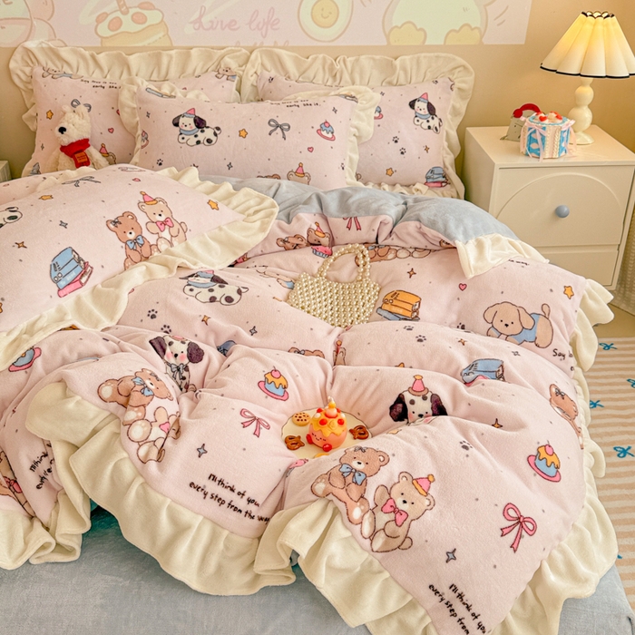 91家纺网 家纺一手货源 找家纺 芯贝儿 2025款加厚小清新花边牛奶绒卡通四件套 萌宠派对