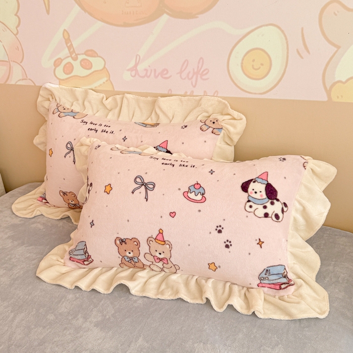 91家纺网 家纺一手货源 找家纺 芯贝儿 2025款加厚小清新花边牛奶绒卡通四件套 萌宠派对