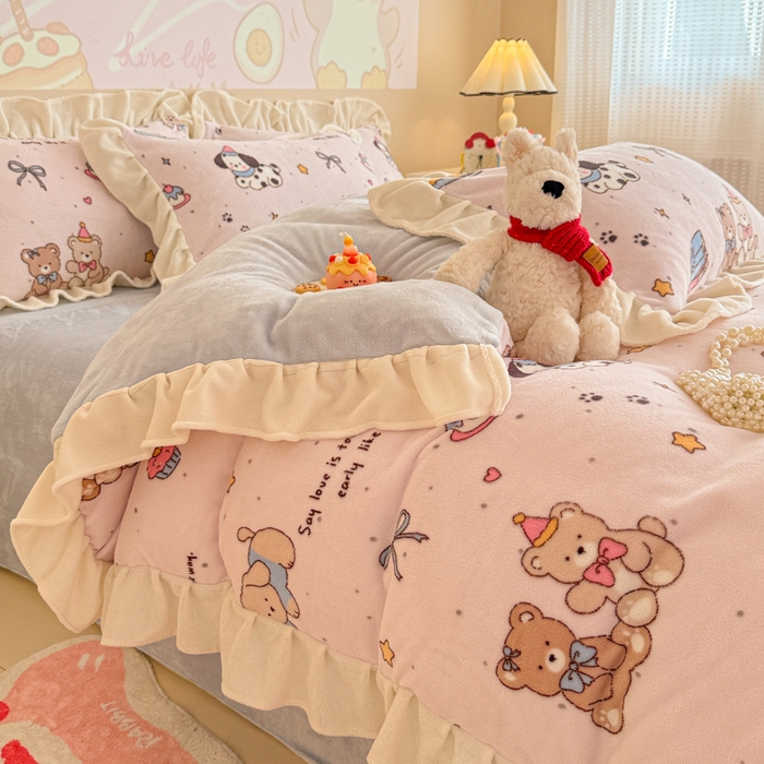 91家纺网 家纺一手货源 找家纺 芯贝儿 2025款加厚小清新花边牛奶绒卡通四件套 萌宠派对