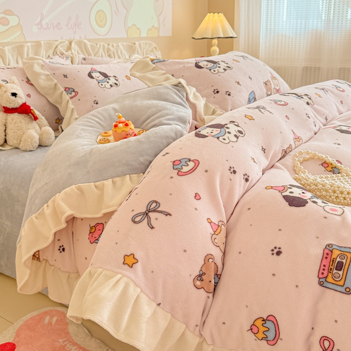 91家纺网 家纺一手货源 找家纺 芯贝儿 2025款加厚小清新花边牛奶绒卡通四件套 萌宠派对