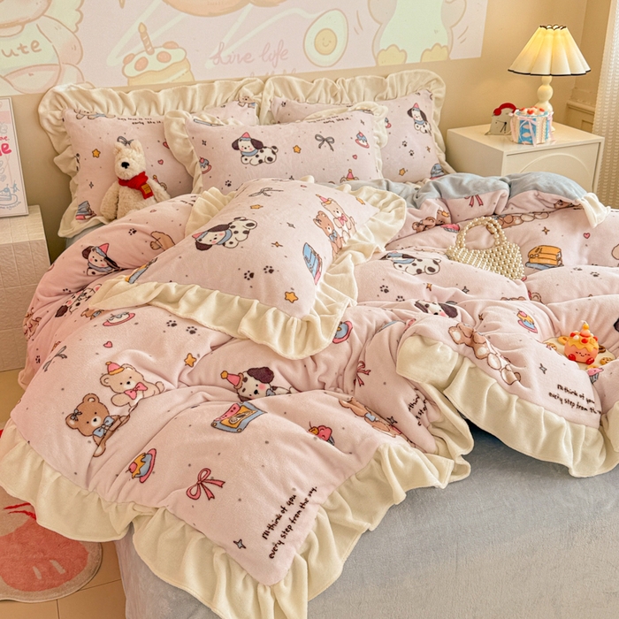 91家纺网 家纺一手货源 找家纺 芯贝儿 2025款加厚小清新花边牛奶绒卡通四件套 萌宠派对