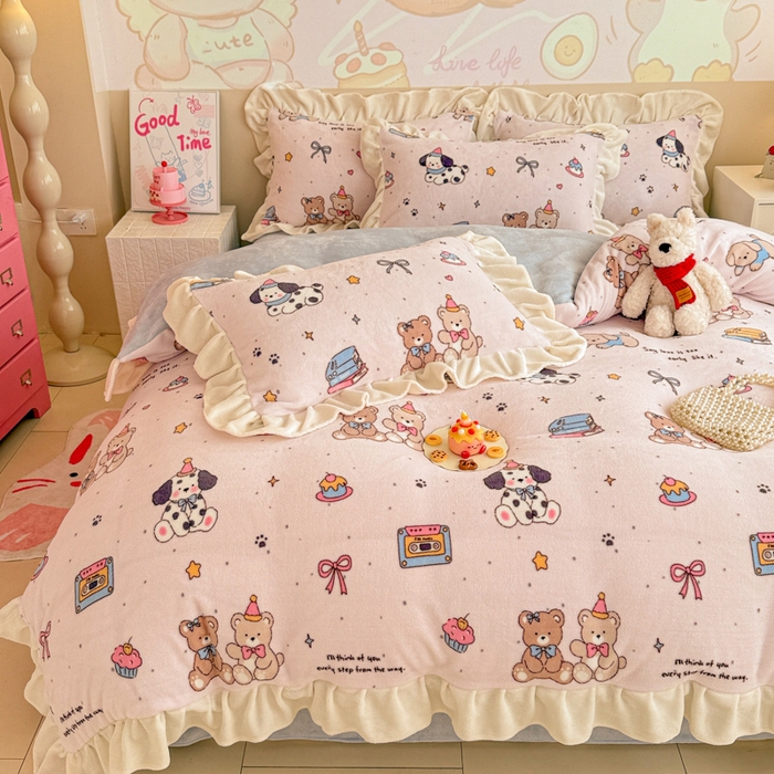 91家纺网 家纺一手货源 找家纺 芯贝儿 2025款加厚小清新花边牛奶绒卡通四件套 萌宠派对