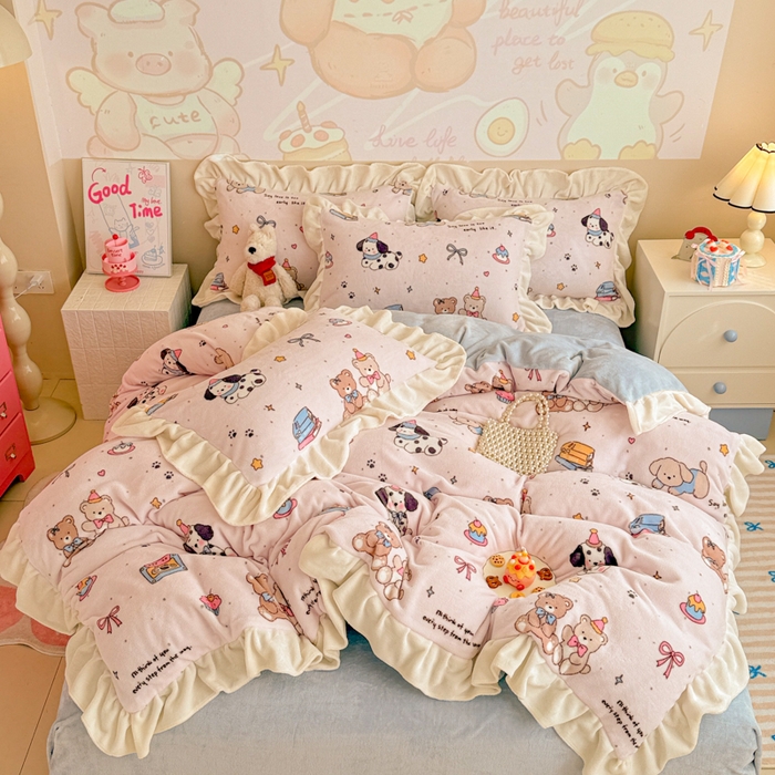 91家纺网 家纺一手货源 找家纺 芯贝儿 2025款加厚小清新花边牛奶绒卡通四件套 萌宠派对