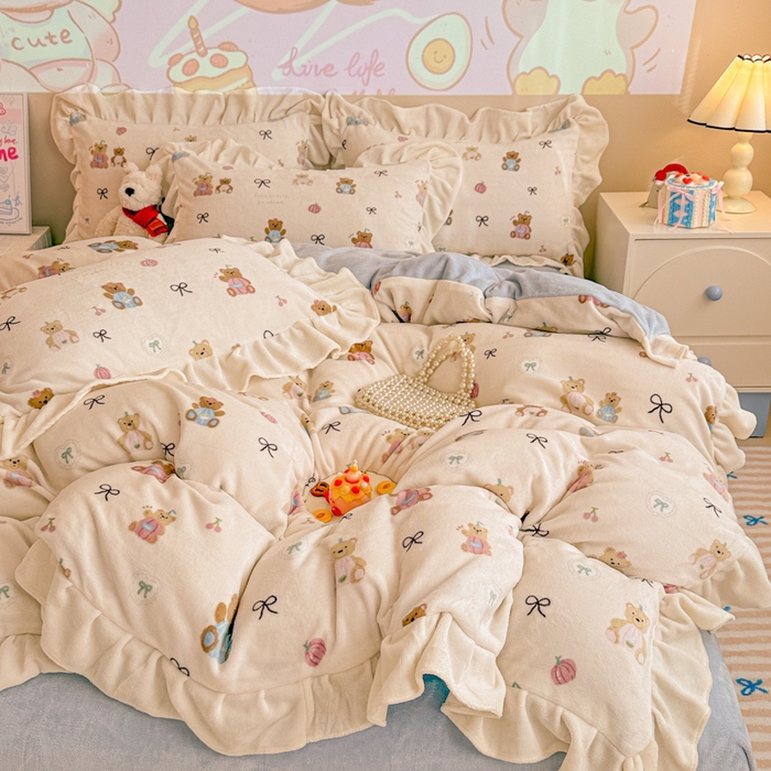 91家纺网 家纺一手货源 找家纺 芯贝儿 2025款加厚小清新花边牛奶绒卡通四件套 南瓜抱抱熊