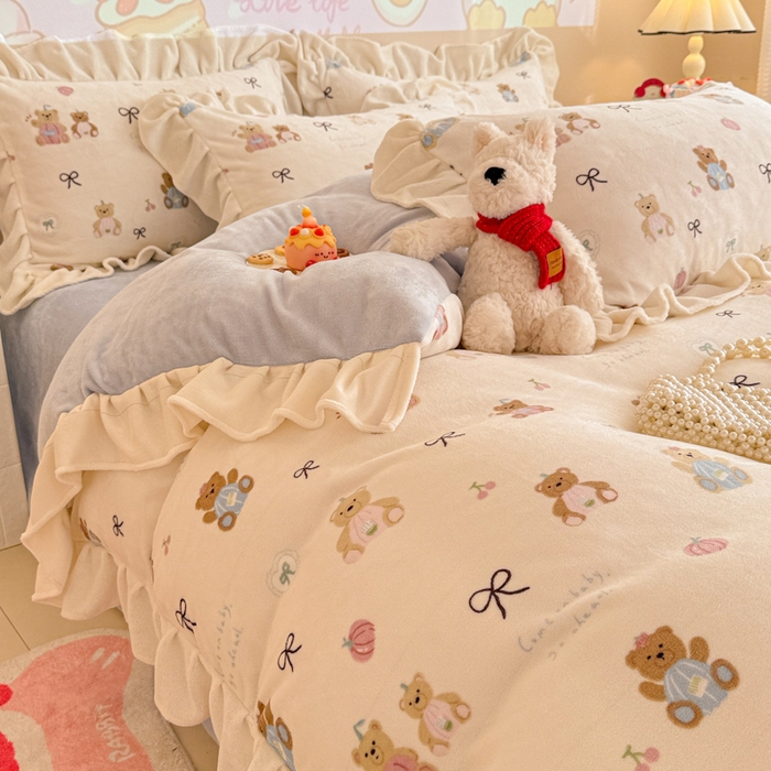 91家纺网 家纺一手货源 找家纺 芯贝儿 2025款加厚小清新花边牛奶绒卡通四件套 南瓜抱抱熊