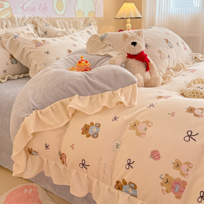 91家纺网 家纺一手货源 找家纺 芯贝儿 2025款加厚小清新花边牛奶绒卡通四件套 南瓜抱抱熊