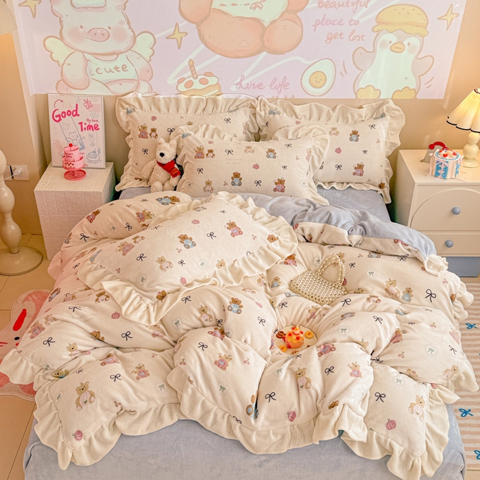 91家纺网 家纺一手货源 找家纺 芯贝儿 2025款加厚小清新花边牛奶绒卡通四件套 南瓜抱抱熊