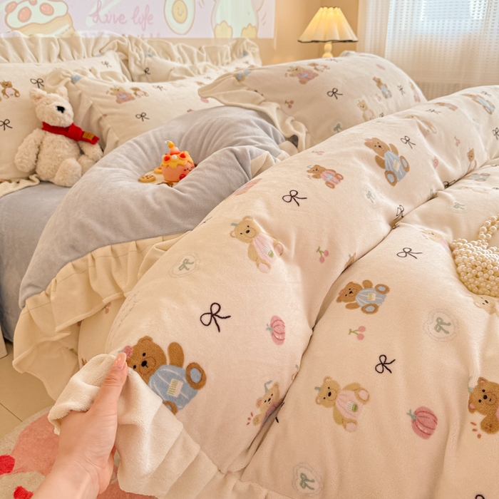 91家纺网 家纺一手货源 找家纺 芯贝儿 2025款加厚小清新花边牛奶绒卡通四件套 南瓜抱抱熊