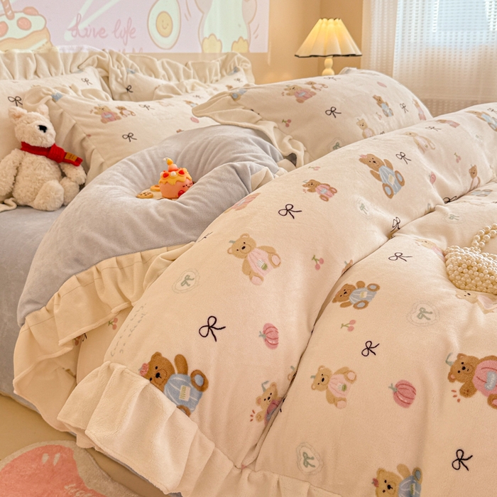 91家纺网 家纺一手货源 找家纺 芯贝儿 2025款加厚小清新花边牛奶绒卡通四件套 南瓜抱抱熊