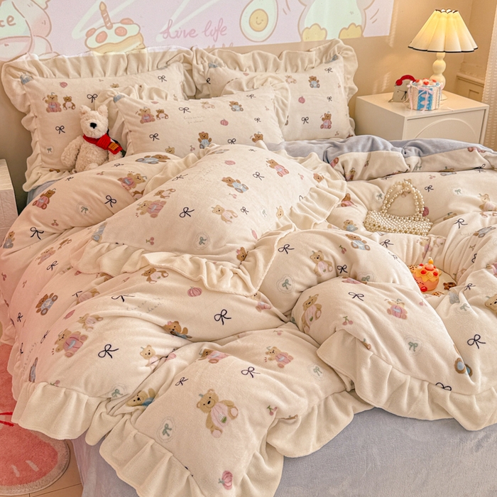 91家纺网 家纺一手货源 找家纺 芯贝儿 2025款加厚小清新花边牛奶绒卡通四件套 南瓜抱抱熊