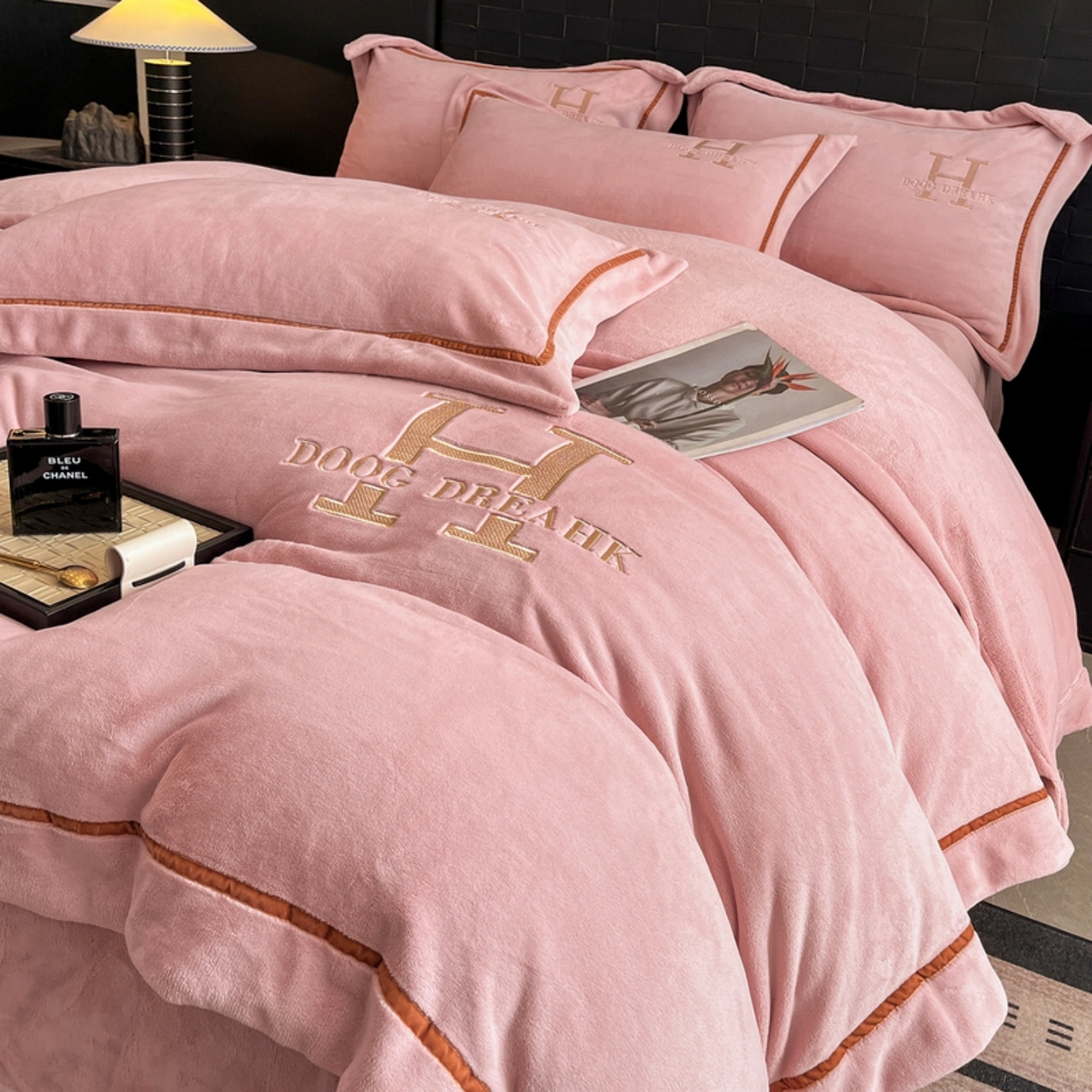 露梦家纺 2025新款A类牛奶绒工艺款刺绣四件套-艾伦系列（提供买家秀） 艾伦-海棠粉