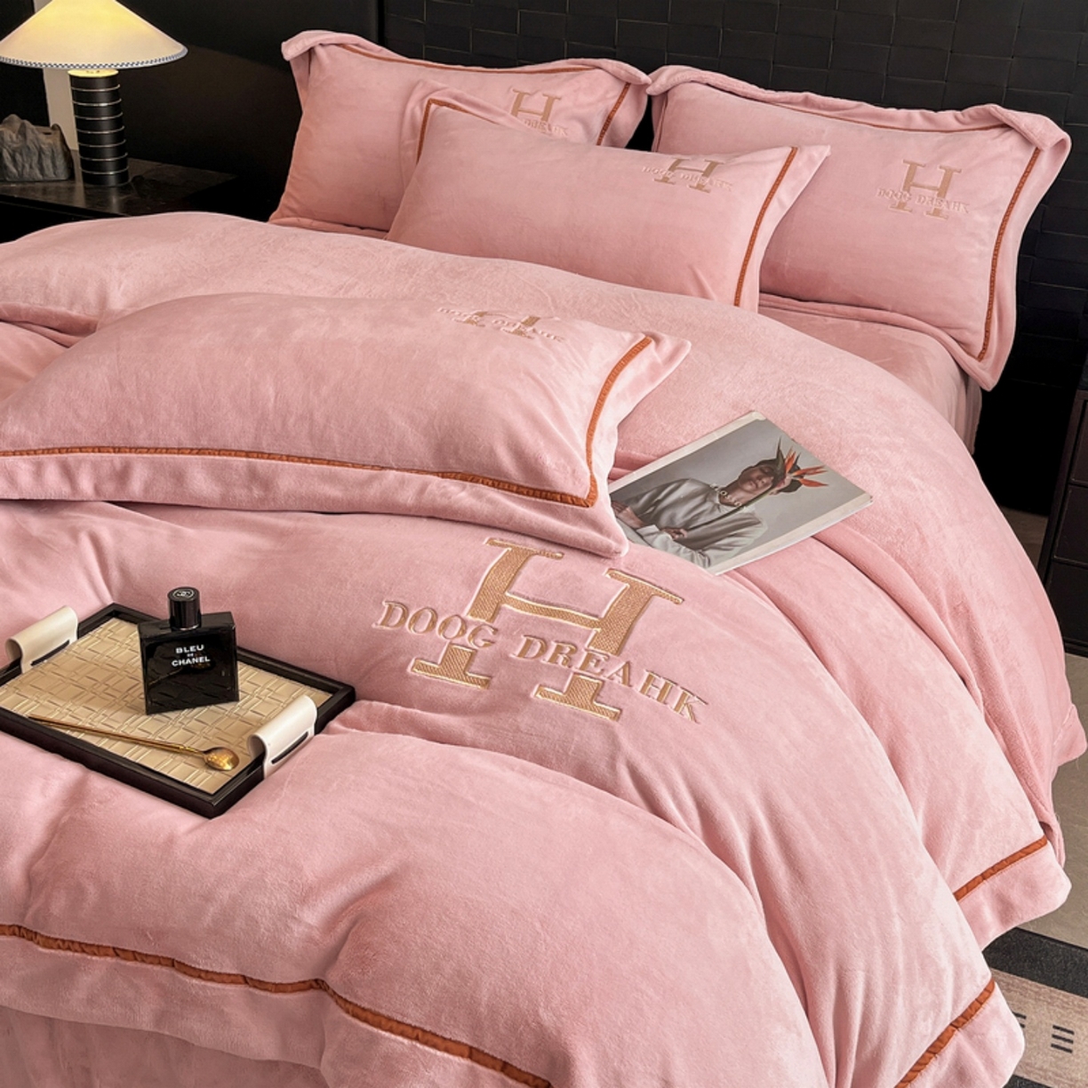 91家纺网 家纺一手货源 找家纺 露梦家纺 2025新款A类牛奶绒工艺款刺绣四件套-艾伦系列（提供买家秀） 艾伦-海棠粉