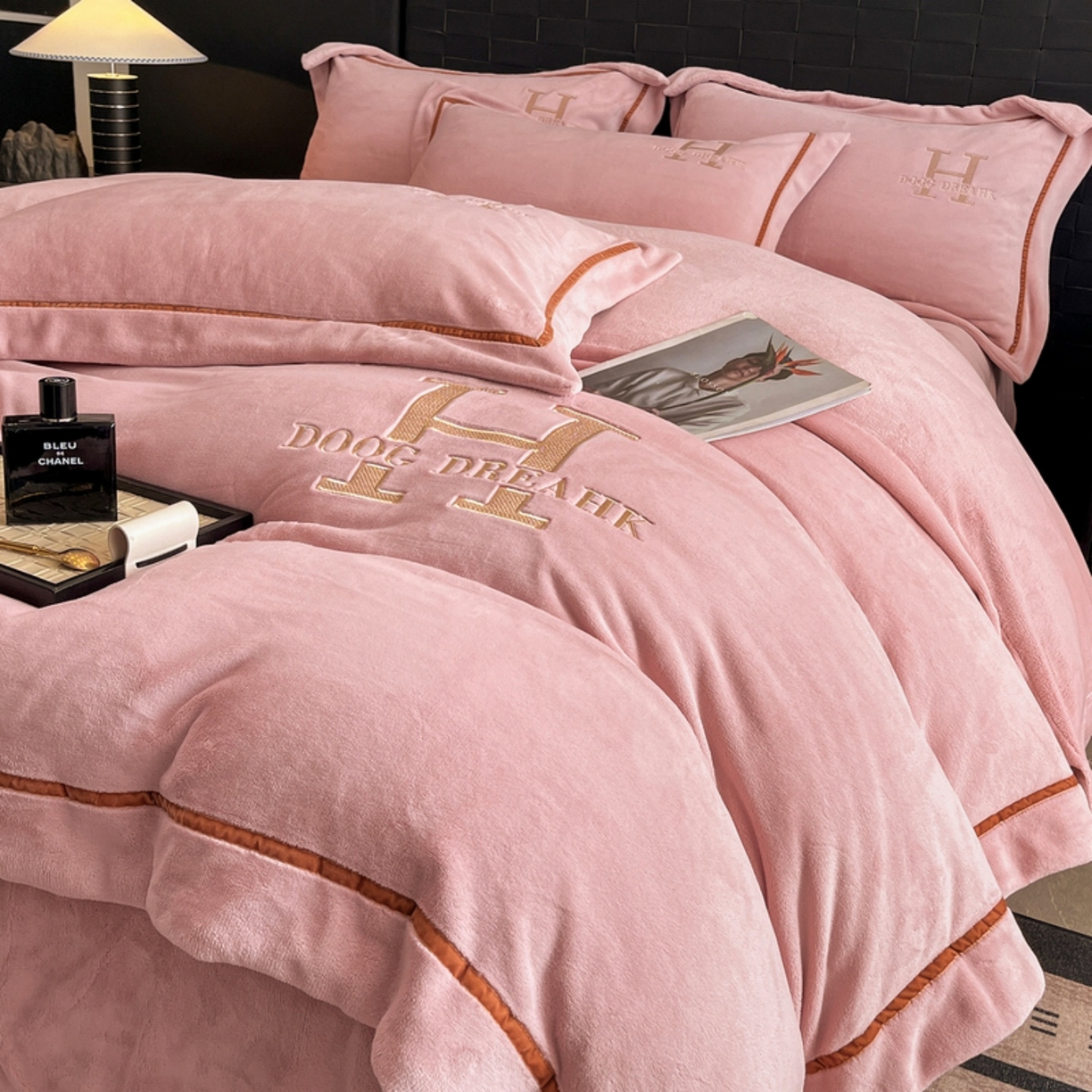 91家纺网 家纺一手货源 找家纺 露梦家纺 2025新款A类牛奶绒工艺款刺绣四件套-艾伦系列（提供买家秀） 艾伦-海棠粉