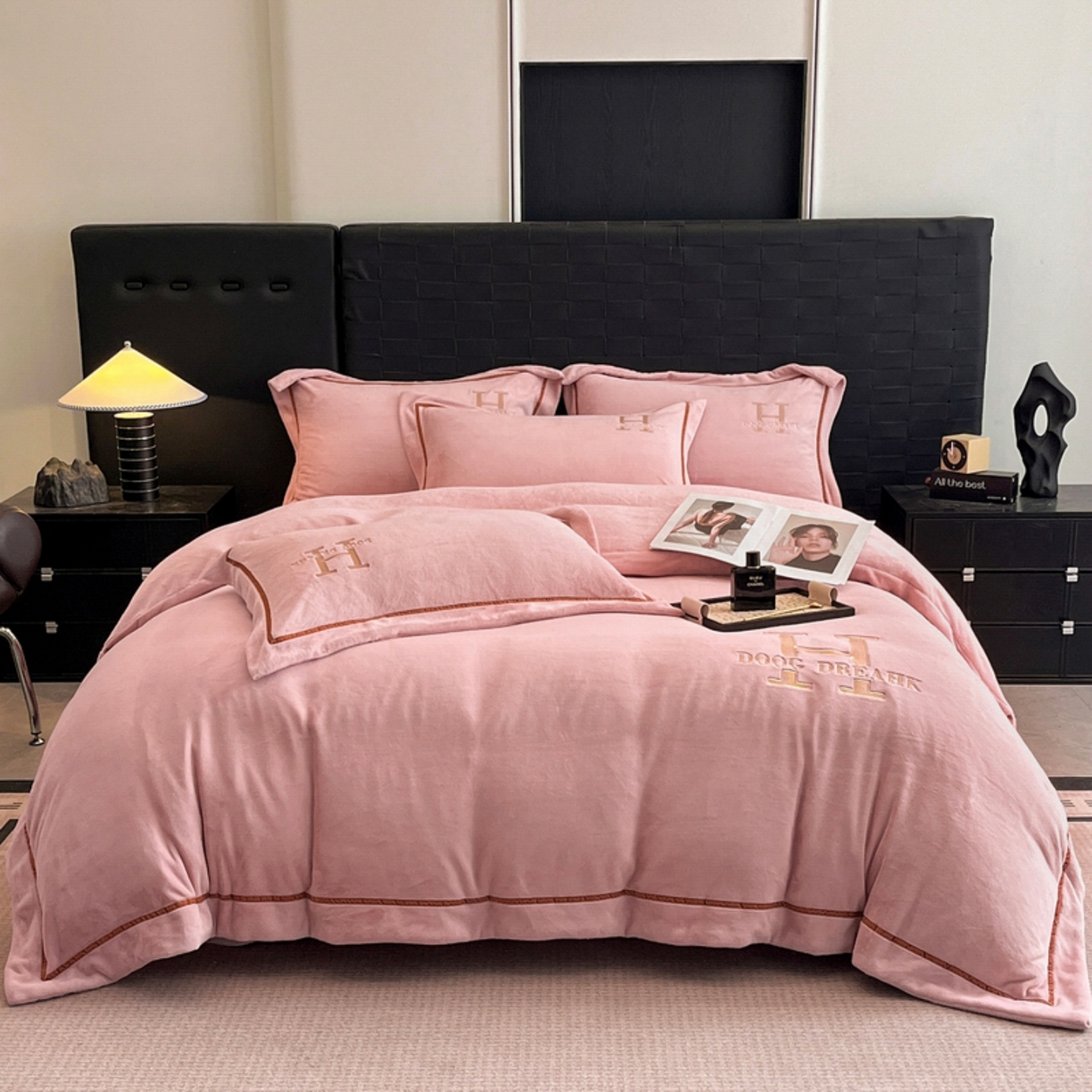 91家纺网 家纺一手货源 找家纺 露梦家纺 2025新款A类牛奶绒工艺款刺绣四件套-艾伦系列（提供买家秀） 艾伦-海棠粉