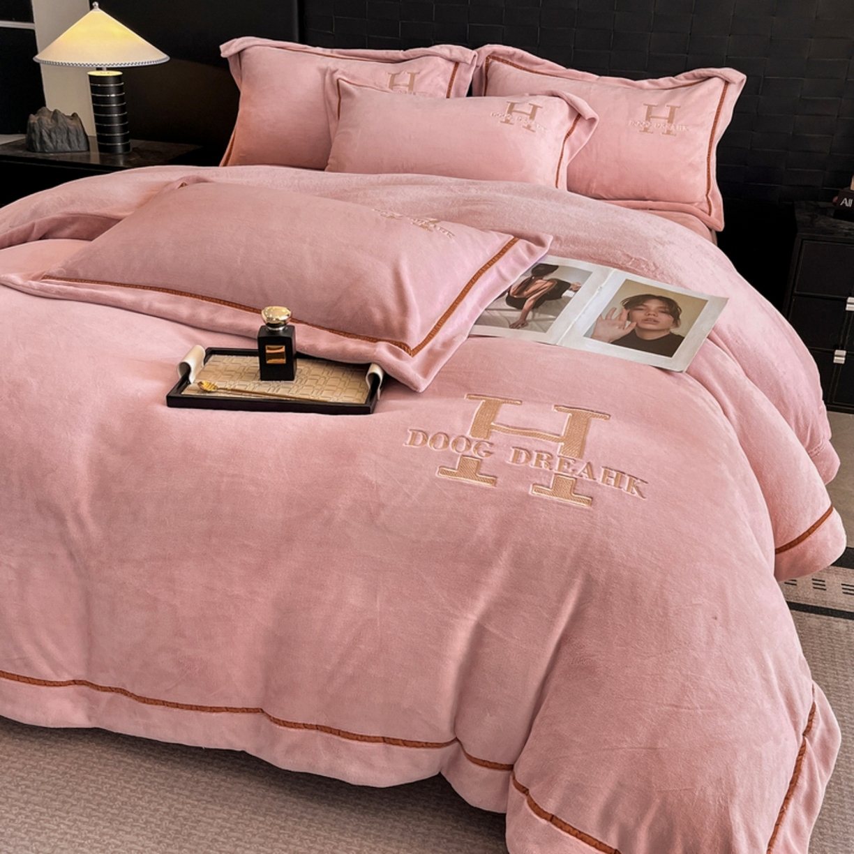 91家纺网 家纺一手货源 找家纺 露梦家纺 2025新款A类牛奶绒工艺款刺绣四件套-艾伦系列（提供买家秀） 艾伦-海棠粉