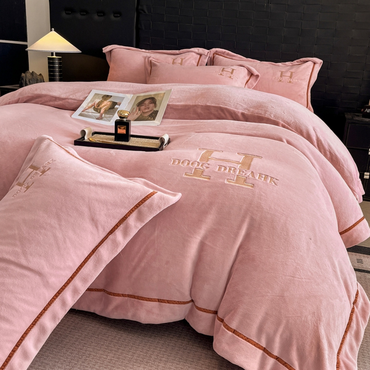 91家纺网 家纺一手货源 找家纺 露梦家纺 2025新款A类牛奶绒工艺款刺绣四件套-艾伦系列（提供买家秀） 艾伦-海棠粉