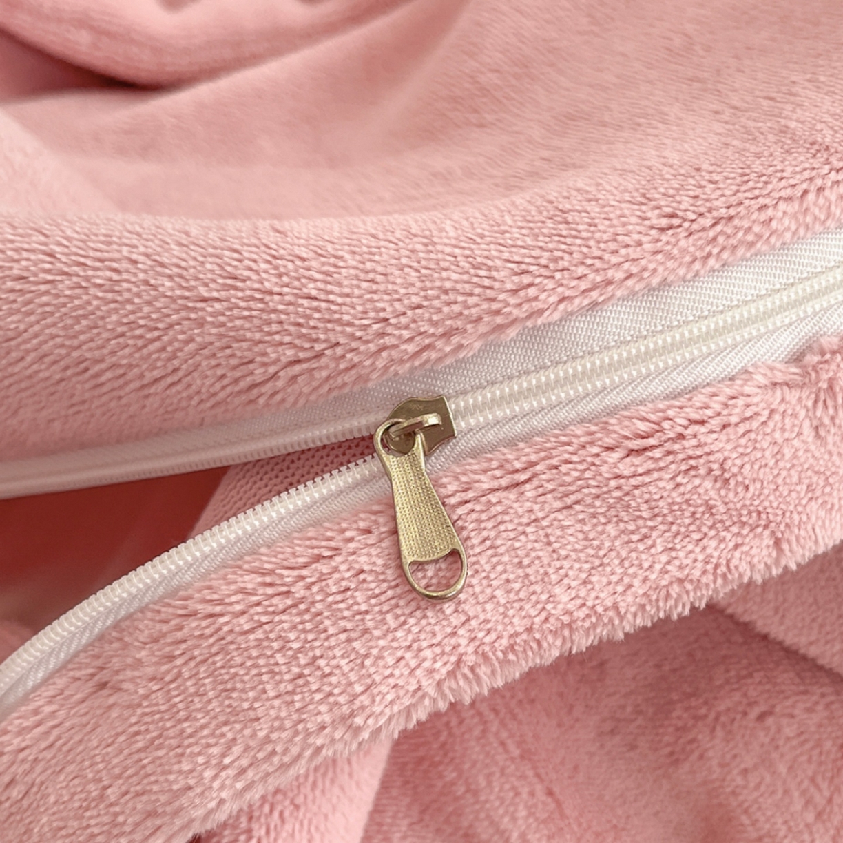 91家纺网 家纺一手货源 找家纺 露梦家纺 2025新款A类牛奶绒工艺款刺绣四件套-艾伦系列（提供买家秀） 艾伦-海棠粉