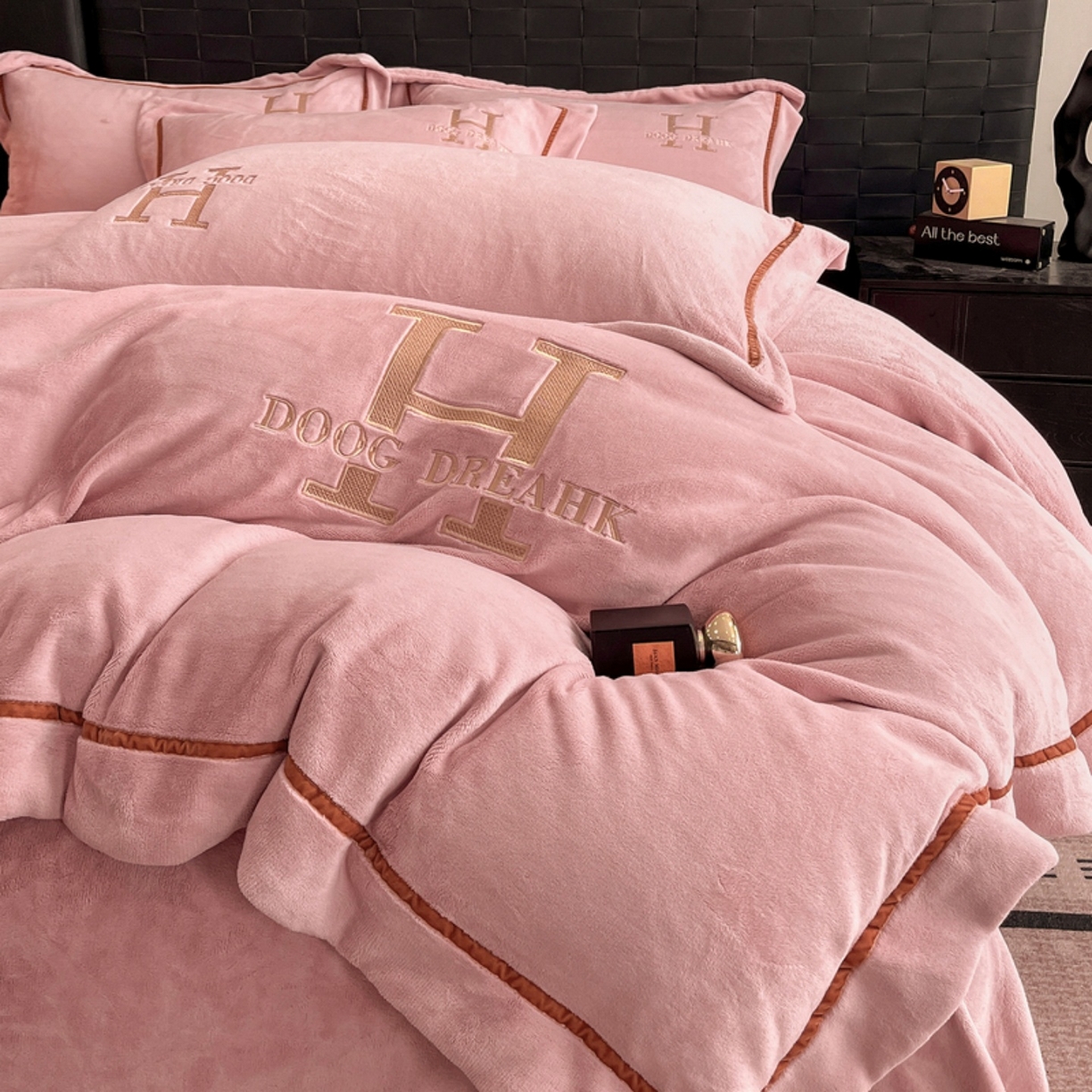 91家纺网 家纺一手货源 找家纺 露梦家纺 2025新款A类牛奶绒工艺款刺绣四件套-艾伦系列（提供买家秀） 艾伦-海棠粉