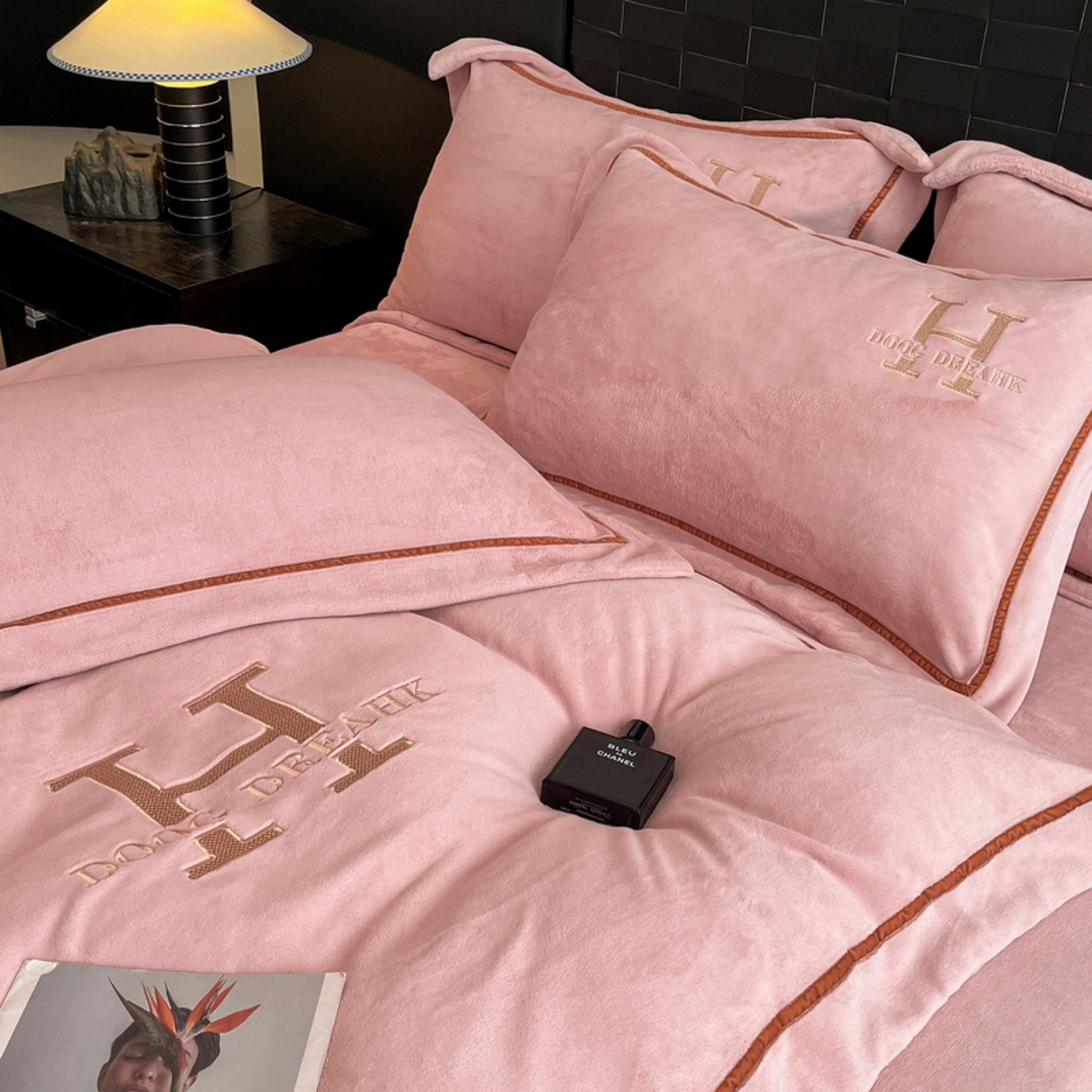 91家纺网 家纺一手货源 找家纺 露梦家纺 2025新款A类牛奶绒工艺款刺绣四件套-艾伦系列（提供买家秀） 艾伦-海棠粉