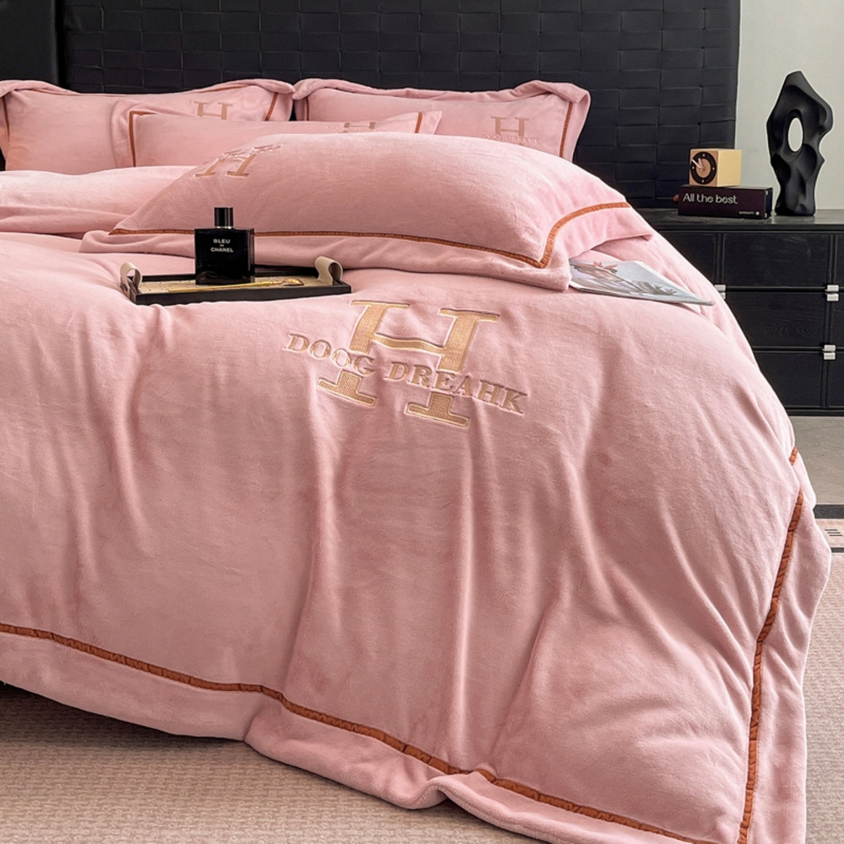 91家纺网 家纺一手货源 找家纺 露梦家纺 2025新款A类牛奶绒工艺款刺绣四件套-艾伦系列（提供买家秀） 艾伦-海棠粉