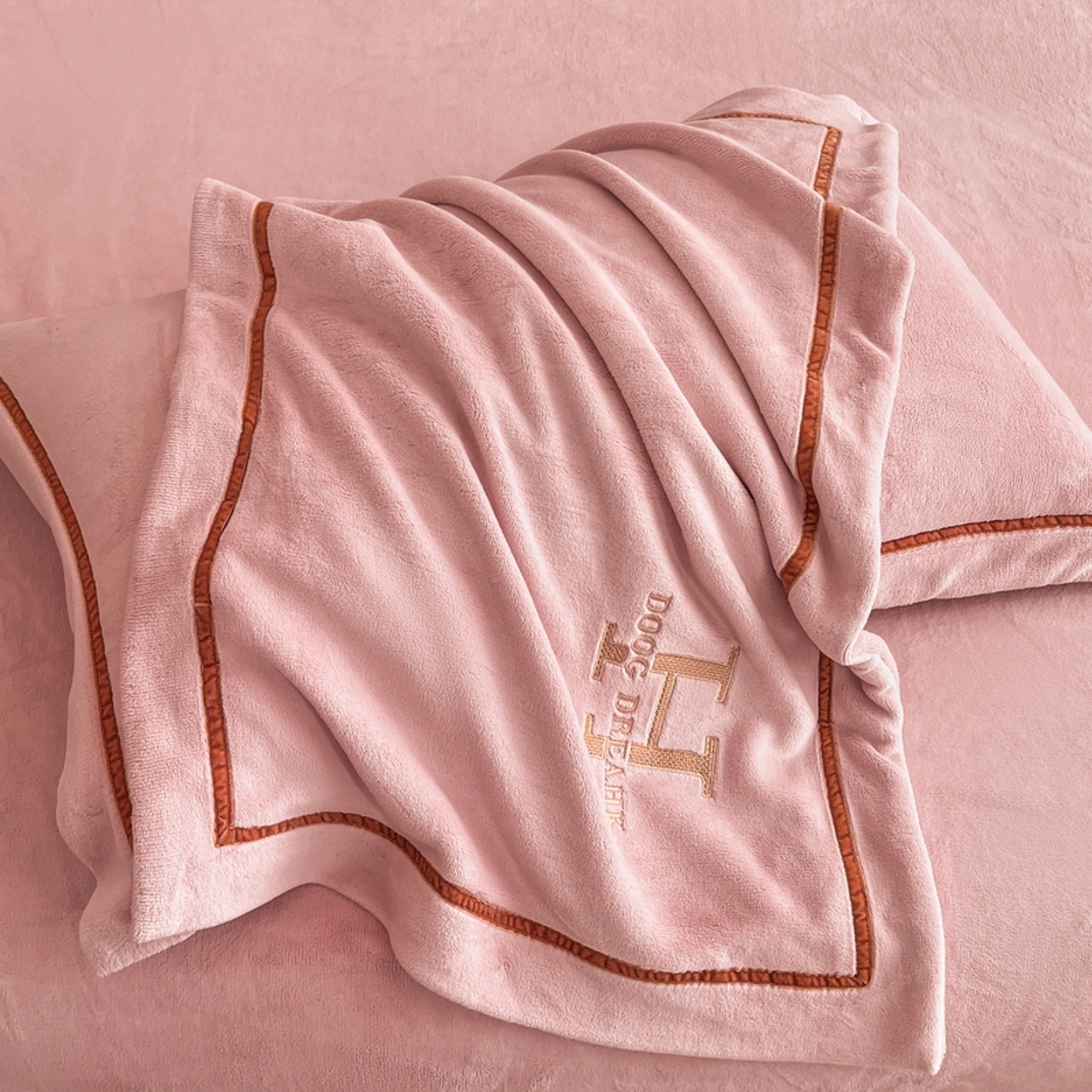 91家纺网 家纺一手货源 找家纺 露梦家纺 2025新款A类牛奶绒工艺款刺绣四件套-艾伦系列（提供买家秀） 艾伦-海棠粉