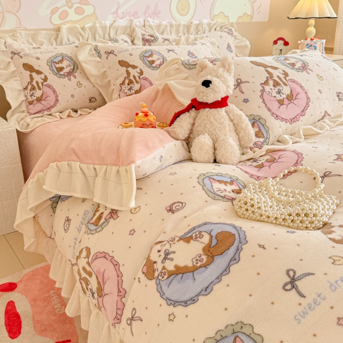 91家纺网 家纺一手货源 找家纺 芯贝儿 2025款加厚小清新花边牛奶绒卡通四件套 甜心猫咪